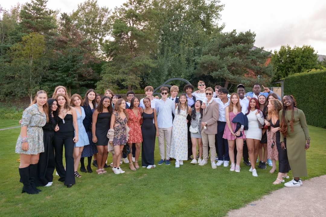 Large group of students at the Oxford Scholastica summer school graduation